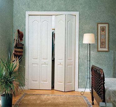 How to choose wooden door for small apartment